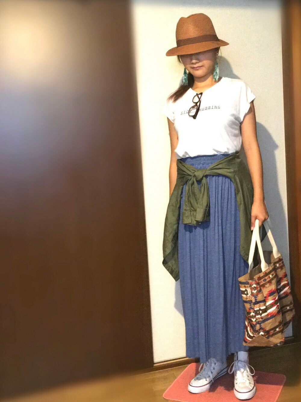 ホワイト系のTシャツ/カットソー、その他のトートバッグ、グリーン系のシャツ/ブラウスを着用したレディースの夏コーディネートの1枚目の写真