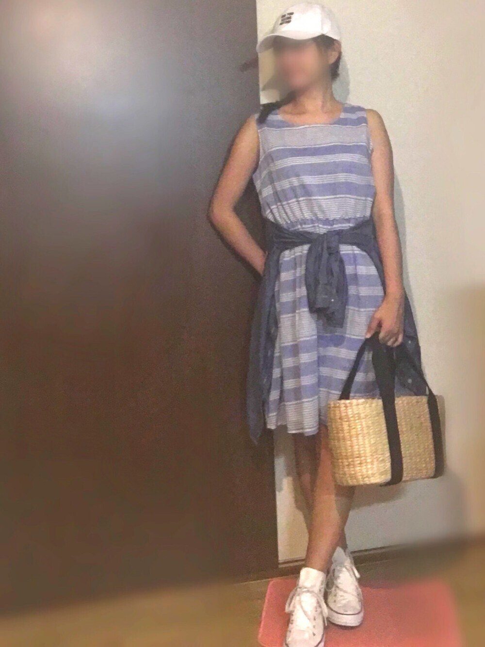 ブルー系のワンピース、ブルー系のシャツ/ブラウス、ホワイト系のスニーカーを着用したレディースの夏コーディネートの1枚目の写真