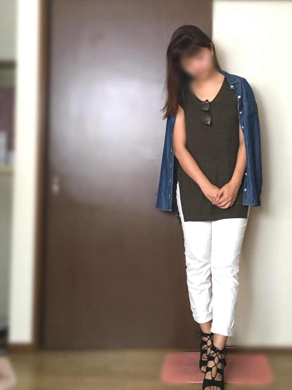 ブルー系のシャツ/ブラウス、グリーン系のニット/セーター、ホワイト系のその他パンツを着用したレディースの夏コーディネートの1枚目の写真