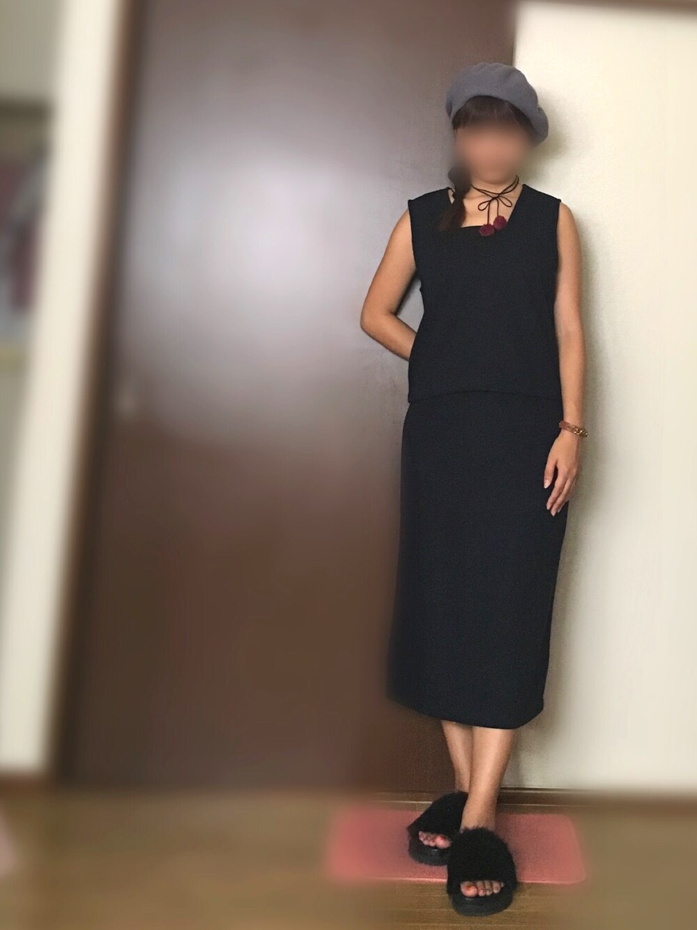 ブルー系のワンピース、ブラック系のサンダル、グレー系のハンチング/ベレー帽を着用したレディースの夏コーディネートの1枚目の写真