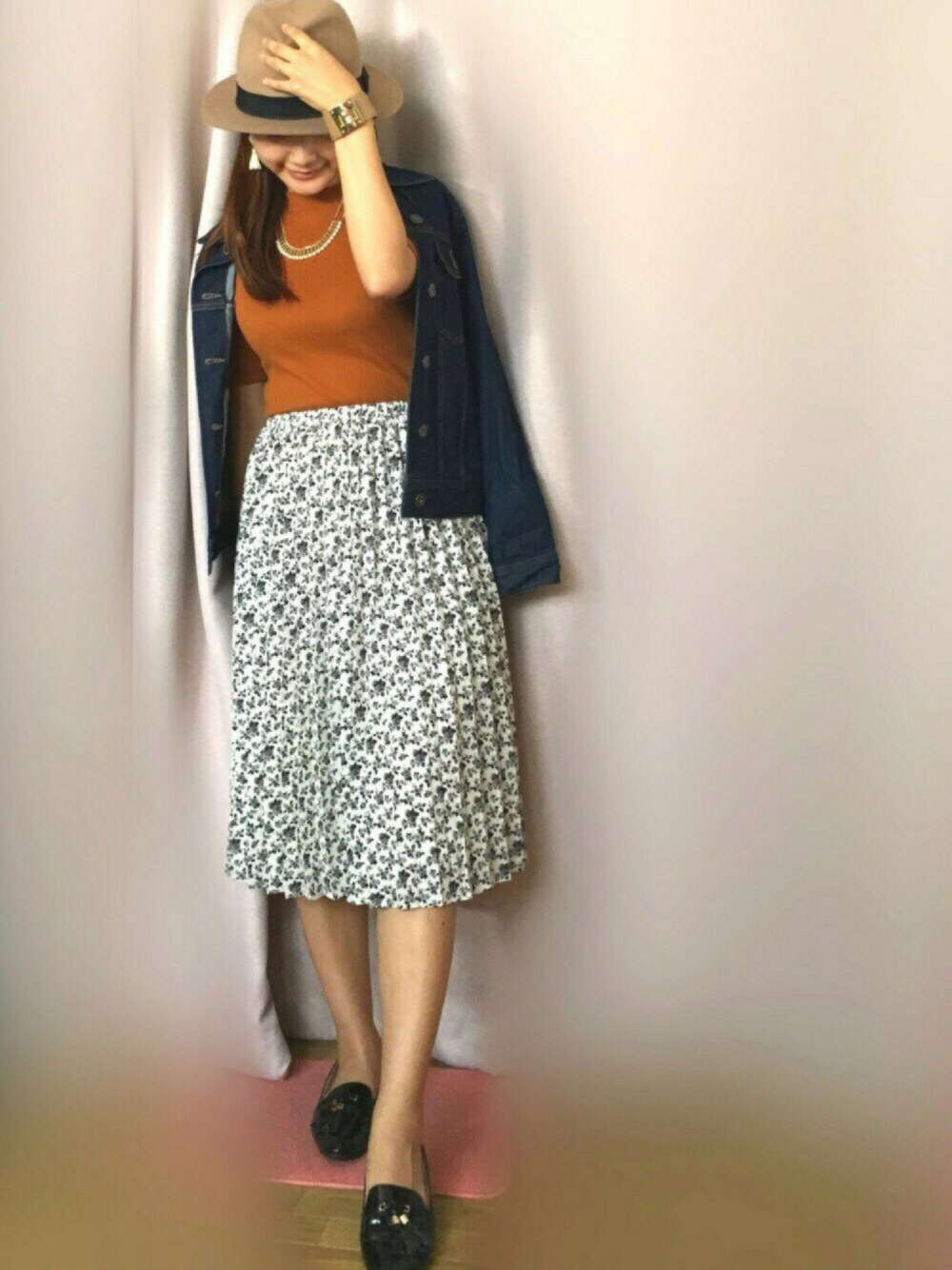 ブルー系のデニムジャケット、オレンジ系のTシャツ/カットソー、その他のスカートを着用したレディースの秋コーディネートの1枚目の写真