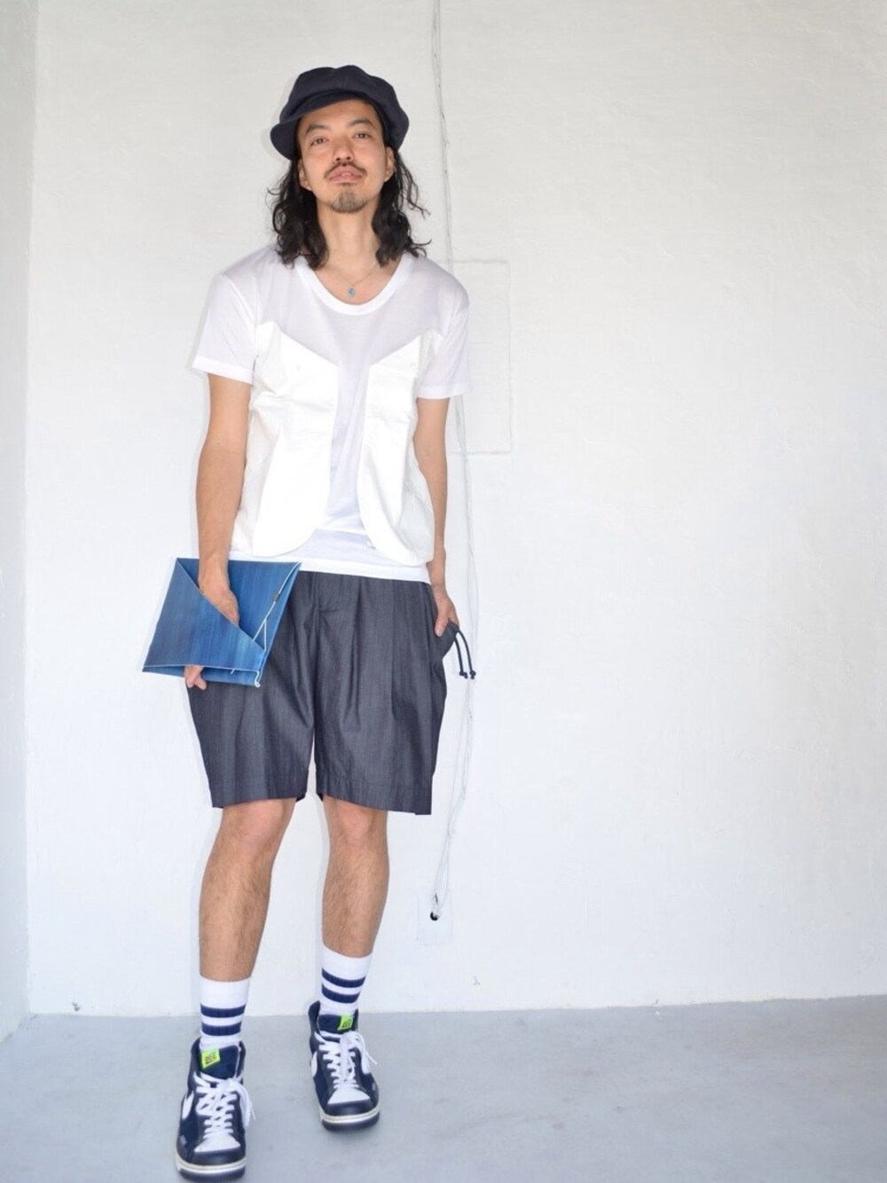 「クラッチバッグ、united arrows、お気に入りのTシャツ、my beautiful landlet、スケータースタイル、所作」｜「UNITED ARROWSのアイテム（キャスケット、グレー系）」を使った、トヲルさん（メンズ・180cm）の春コーディネートの1枚目の写真