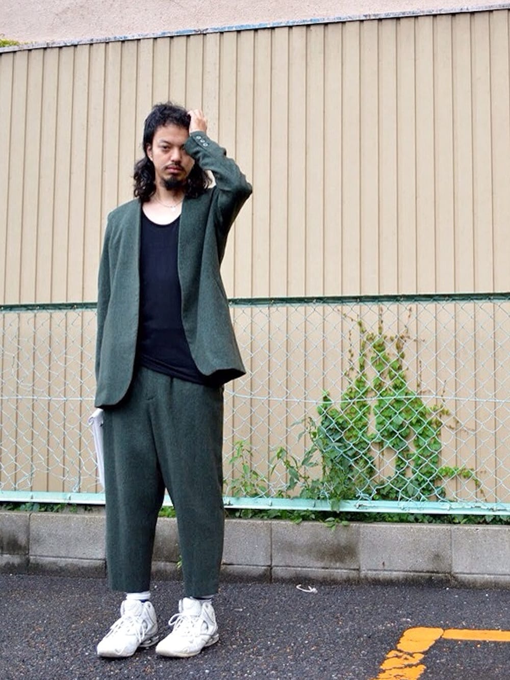 「OVIE STUDIO、my beautiful landlet、NIKE、セットアップ、ノーカラージャケット、クラッチバッグ」｜「my beautiful landletのアイテム（テーラードジャケット、グリーン系）」を使った、トヲルさん（メンズ・180cm）の秋コーディネートの1枚目の写真
