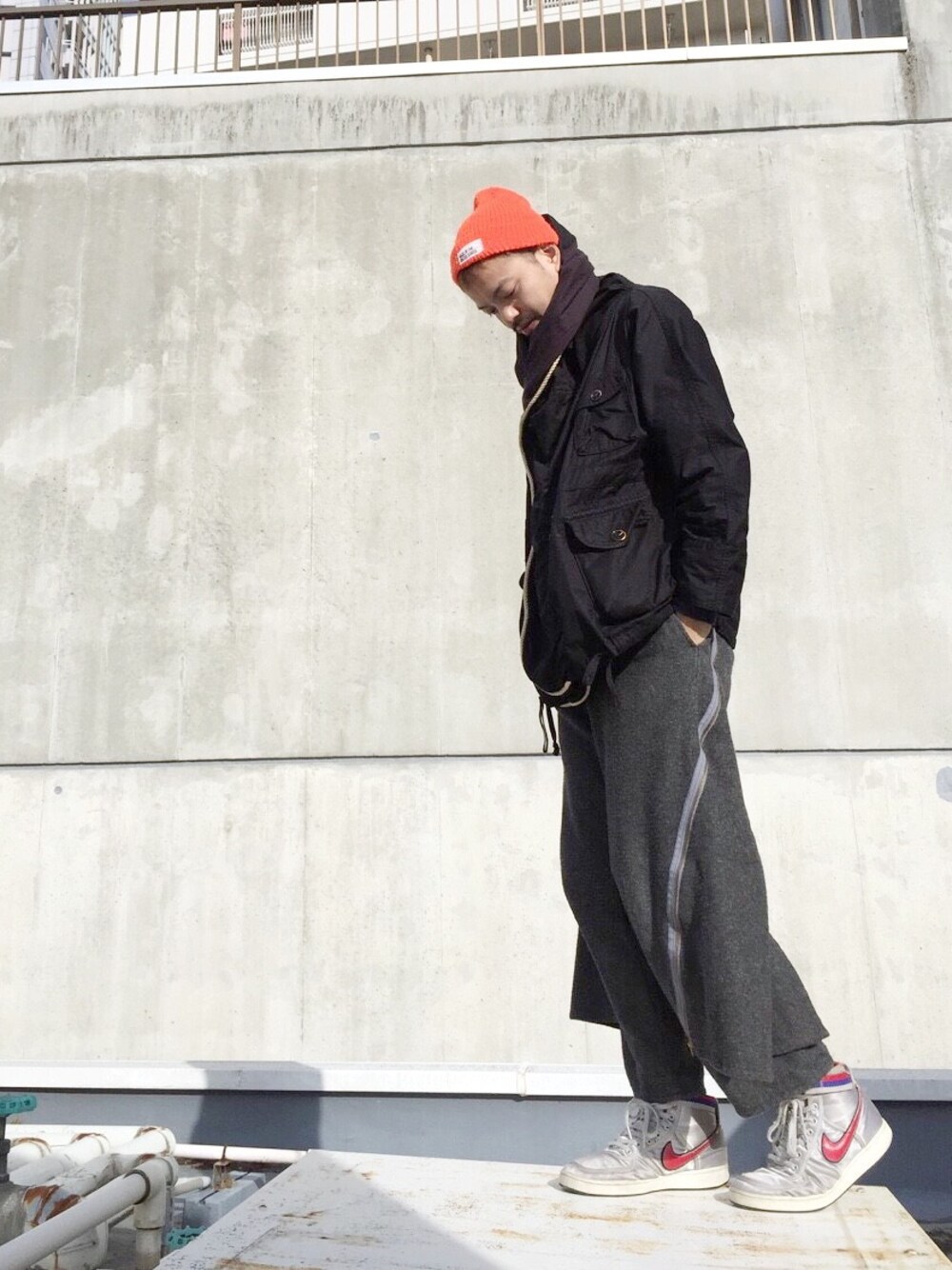「ダウンジャケット、コムデギャルソン、COMME des GARCONS、SUPRAM、カジュアルストリート、スヌード、KAPITAL、ワイドパンツ」｜「KAPITALのアイテム（ダウンジャケット/コート、ブラック系）」を使った、トヲルさん（メンズ・180cm）の冬コーディネートの1枚目の写真