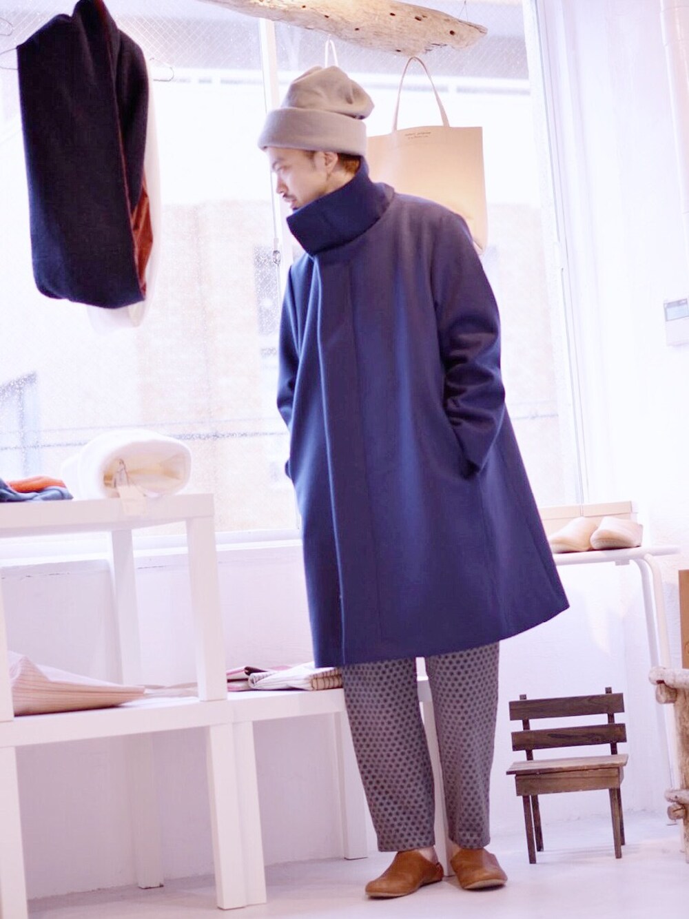 「SUPRAM、OVIE STUDIO、edwina horl、ETHOSENS、AUTTAA、ドットパンツ、ルームシューズ、カジュアルストリート」｜「Edwina Horlのアイテム（その他アウター、ブルー系）」を使った、トヲルさん（メンズ・180cm）の冬コーディネートの1枚目の写真