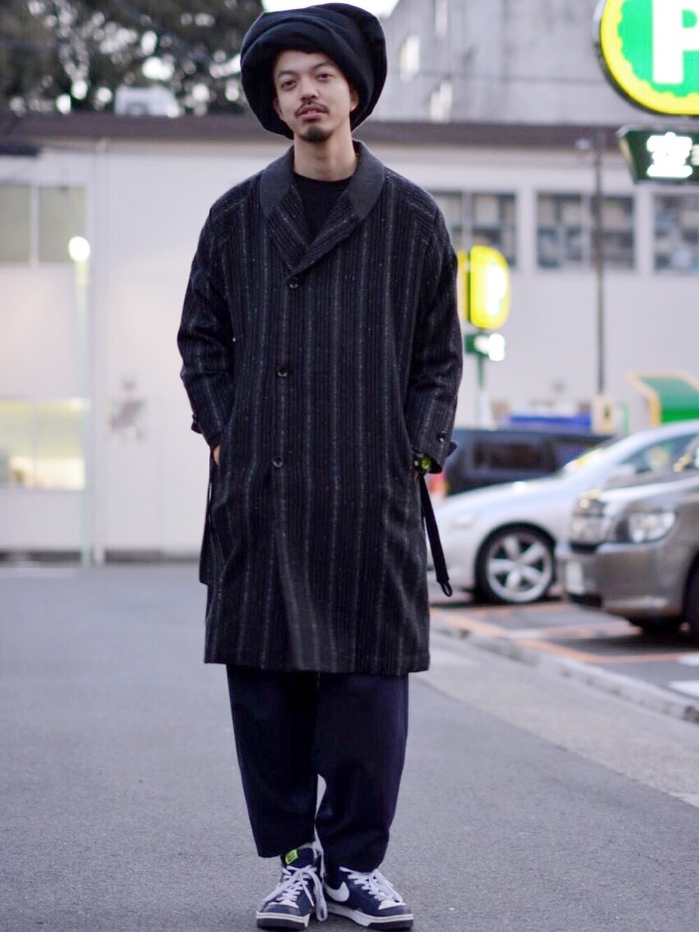 「黒のニットキャップ、SUPRAM、OVIE STUDIO、my beautiful landlet、YANTOR、NIKE、ストライプコート、ターバン」｜「YANTORのアイテム（その他アウター、ブラック系）」を使った、トヲルさん（メンズ・180cm）の冬コーディネートの1枚目の写真