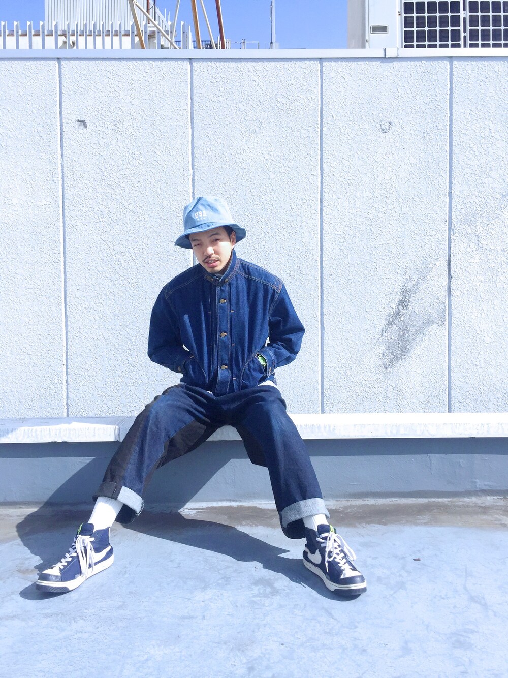「デニム、ビッグシルエット、コムデギャルソン、COMME des GARCONS、my beautiful landlet、G-SHOCK、NIKE、MONKEY TIME、カジュアルストリート」｜「COMME des GARCONSのアイテム（デニムジャケット、ブルー系）」を使った、トヲルさん（メンズ・180cm）の冬コーディネートの1枚目の写真