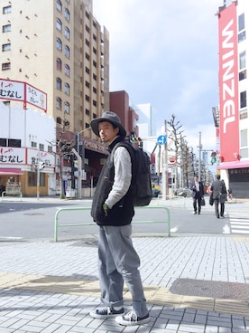 「グレーのタートルネック」｜トヲルさん（メンズ・180cm）の春コーディネート