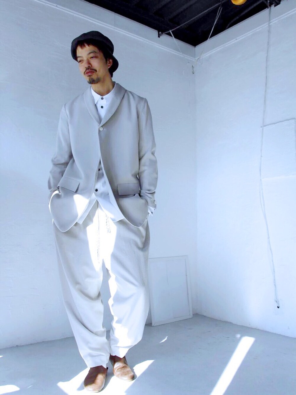 「ビジネススタイル、春色、サルエルパンツ、白シャツ、ワイドシルエット、ワントーンコーデ、edwina horl、united arrows、スーツスタイル」｜「Edwina Horlのアイテム（テーラードジャケット、ベージュ系）」を使った、トヲルさん（メンズ・180cm）の春コーディネートの1枚目の写真