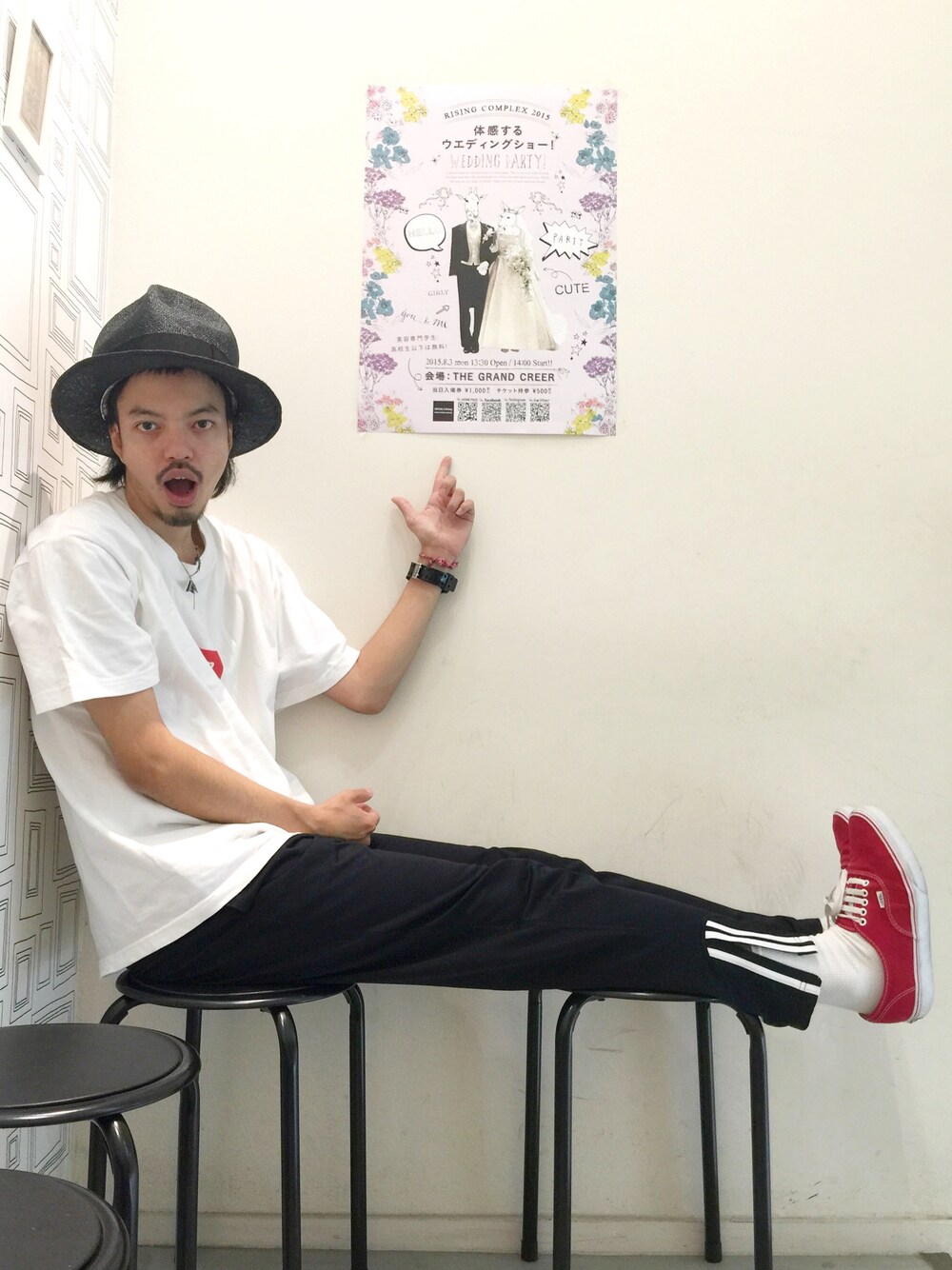 「白Tシャツ、ジャージ、夏コーデ、麦わら帽子、パナマハット、jieda、KAPITAL、adidas、VANS」｜「Jiedaのアイテム（ハット、ブラック系）」を使った、トヲルさん（メンズ・180cm）の夏コーディネートの1枚目の写真
