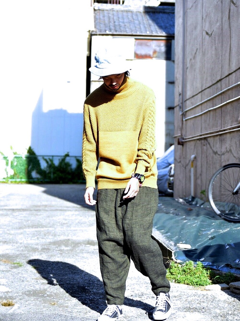 「ニット、チエック、YANTOR、MONKEY TIME、converse、ざっくりニット、タートルネック、秋のコーデ、秋服」｜「MONKEY TIMEの大切なハット（ハット、ブルー系）」を使った、トヲルさん（メンズ・180cm）の秋コーディネートの1枚目の写真