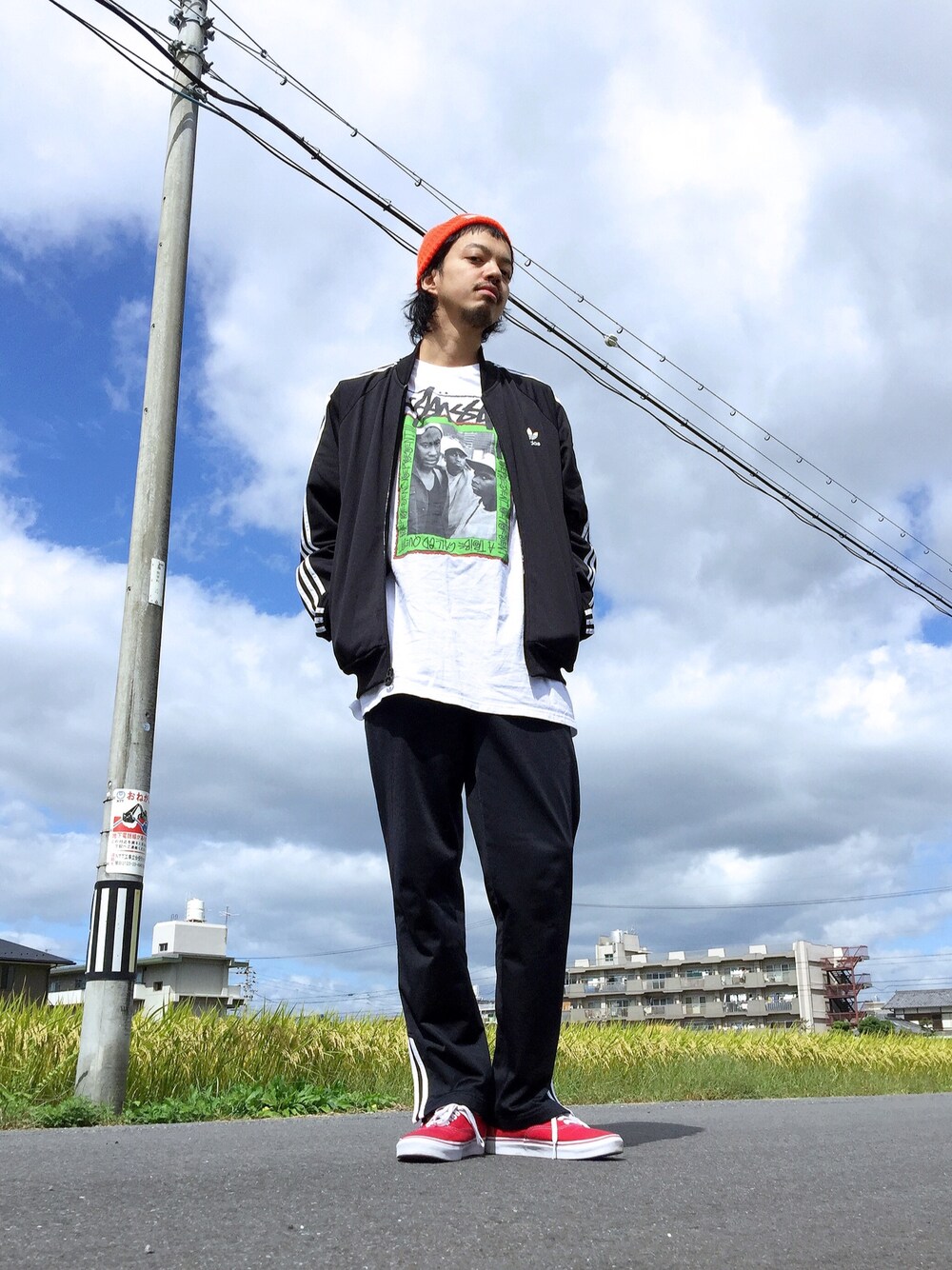 「adidas、adidas originals、stussy、アーティスト、ジャージ、VANS、ニット帽、スポーツミックス、HIPHOP」｜「STUSSYのRepresent Represent Tee（Tシャツ/カットソー、ホワイト系）」を使った、トヲルさん（メンズ・180cm）の秋コーディネートの1枚目の写真