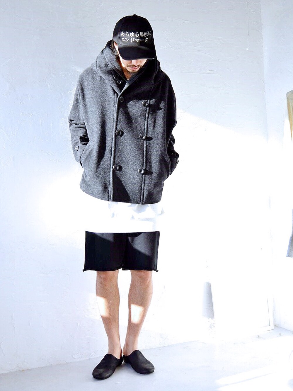 「シンプルコーデ、カジュアル、古着、キャップ、ゆるコーデ、コート、Pコート、my beautiful landlet、ヌケメ帽、stussy」｜「ヌケメのアイテム（キャップ、ブラック系）」を使った、トヲルさん（メンズ・180cm）の秋コーディネートの1枚目の写真