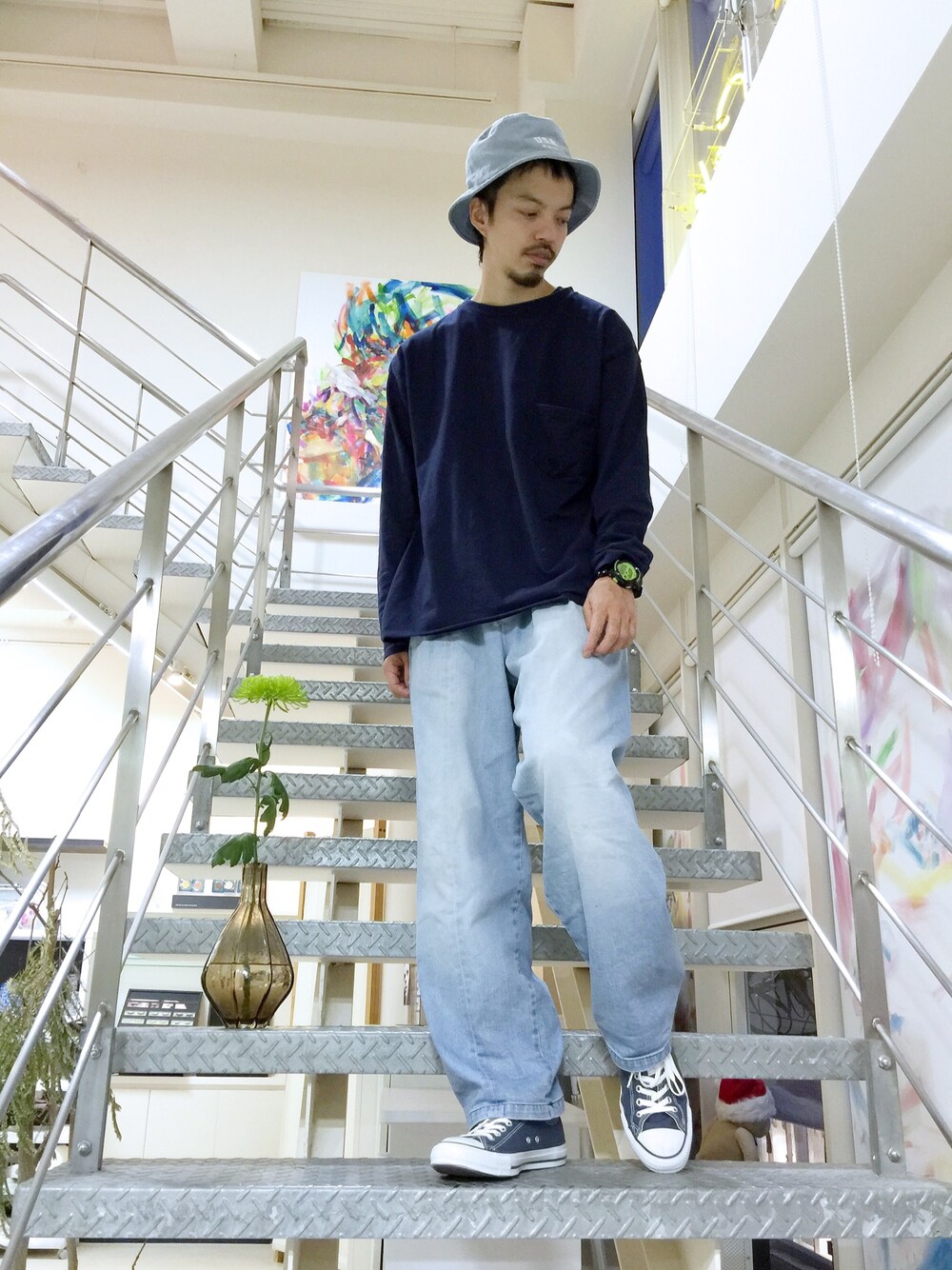 「my beautiful landlet、LABRAT、MONKEY TIME、converse、G-SHOCK、ラフ、ゆったりコーデ、ポケットＴシャツ、ワイドパンツ、ハット」｜「LABRATのLABRAT / BIG ロングスリーブ Tシャツ（Tシャツ/カットソー、ブルー系）」を使った、トヲルさん（メンズ・180cm）の秋コーディネートの1枚目の写真