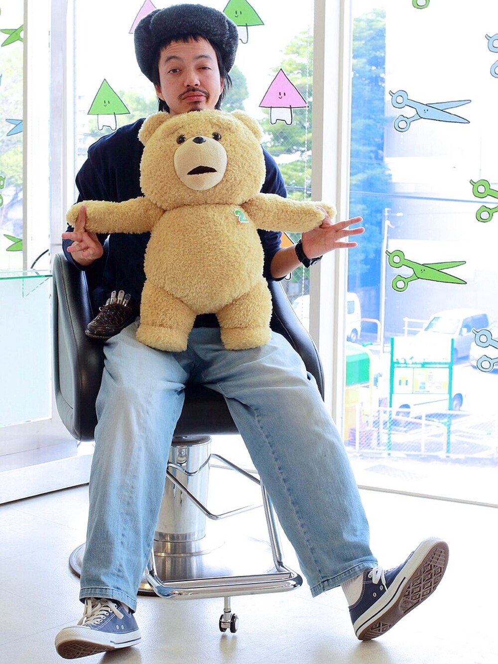 「ぬいぐるみ、Ted、my beautiful landlet、LABRAT、ファー小物、ファー帽子、仕事着、NEW ERA、converse」｜「TEDのアイテム（その他雑貨、ベージュ系）」を使った、トヲルさん（メンズ・180cm）の冬コーディネートの1枚目の写真