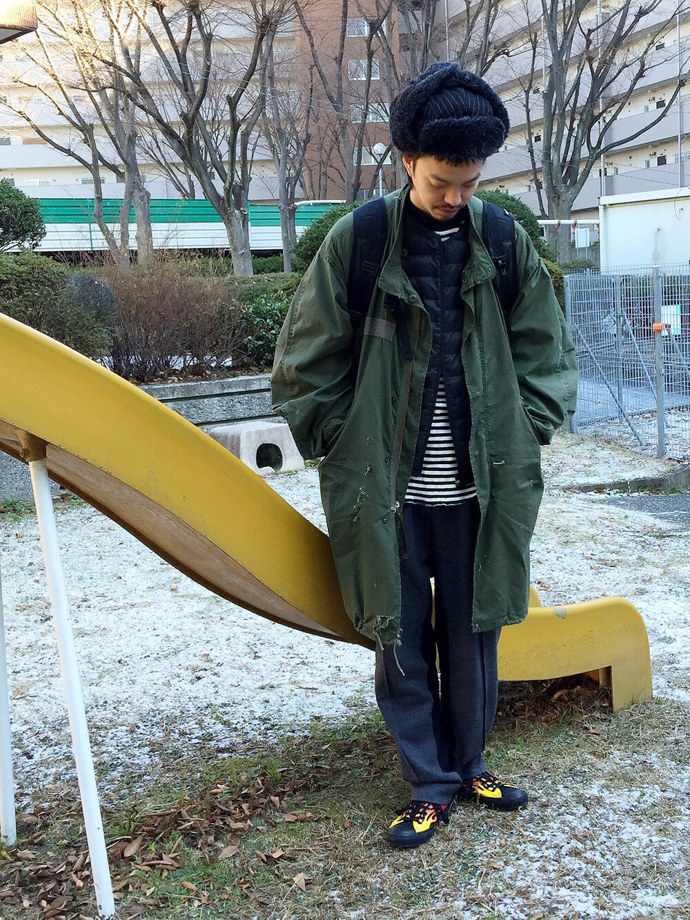 「大人カジュアル、コンバース、古着MIX、モッズコート、BEAUTY&YOUTH UNITED ARROWS、Andrea Pompilio、ファイヤー、ファー帽子、ビッグシルエット、jieda」｜「CONVERSEのconverse コンバース ALL STAR IG(A) OX オールスター アイジー オックス 15SS ABC-MART限定 BLACK/BLACK（スニーカー、ブラック系）」を使った、トヲルさん（メンズ・180cm）の冬コーディネートの1枚目の写真