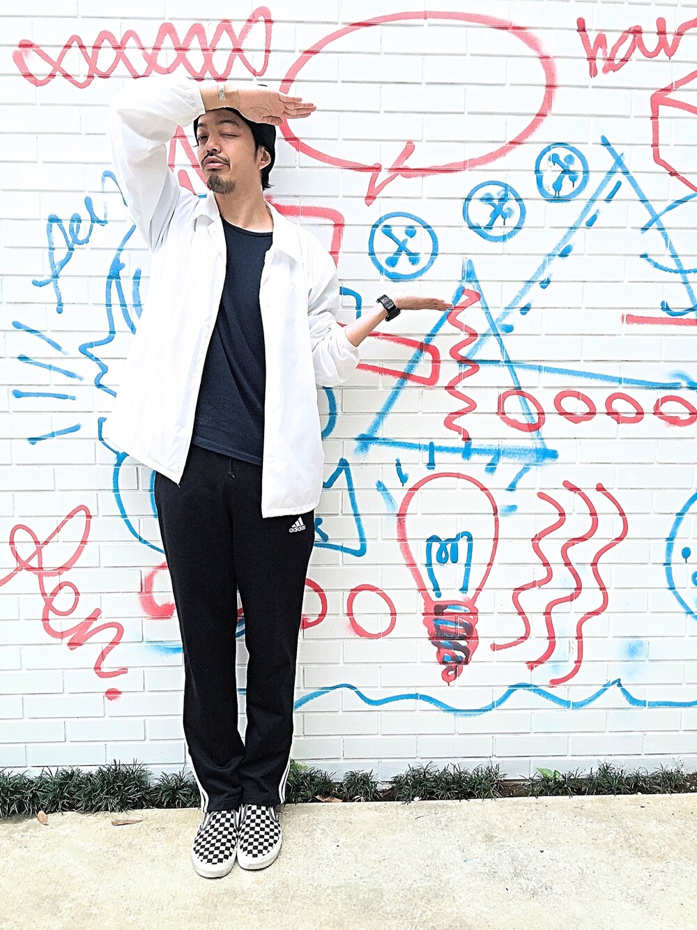 ホワイト系のその他アウター、ブルー系のTシャツ/カットソー、ブラック系のその他パンツを着用したメンズの春コーディネートの1枚目の写真