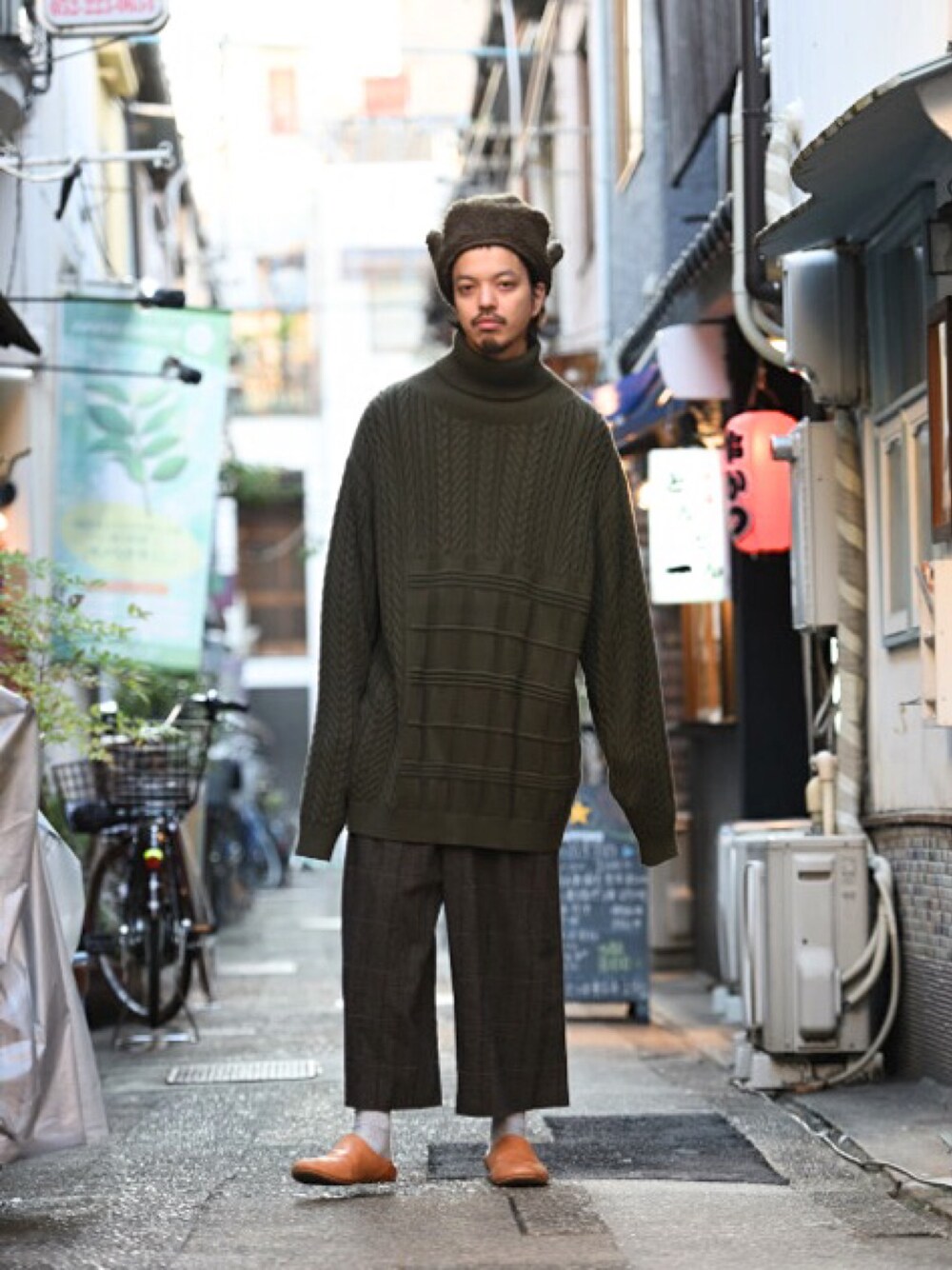 「ffiXXed、KAIKI、edwina horl、AUTTAA、ラップパンツ、チェックパンツ、ニット、ビッグニット、ファー小物、ファー帽子」｜「FFIXXED STUDIOSの【ffixxed studios】フィックス CABLE QUILT TURTLENECK（ニット/セーター、グリーン系）」を使った、トヲルさん（メンズ・180cm）の秋コーディネートの1枚目の写真