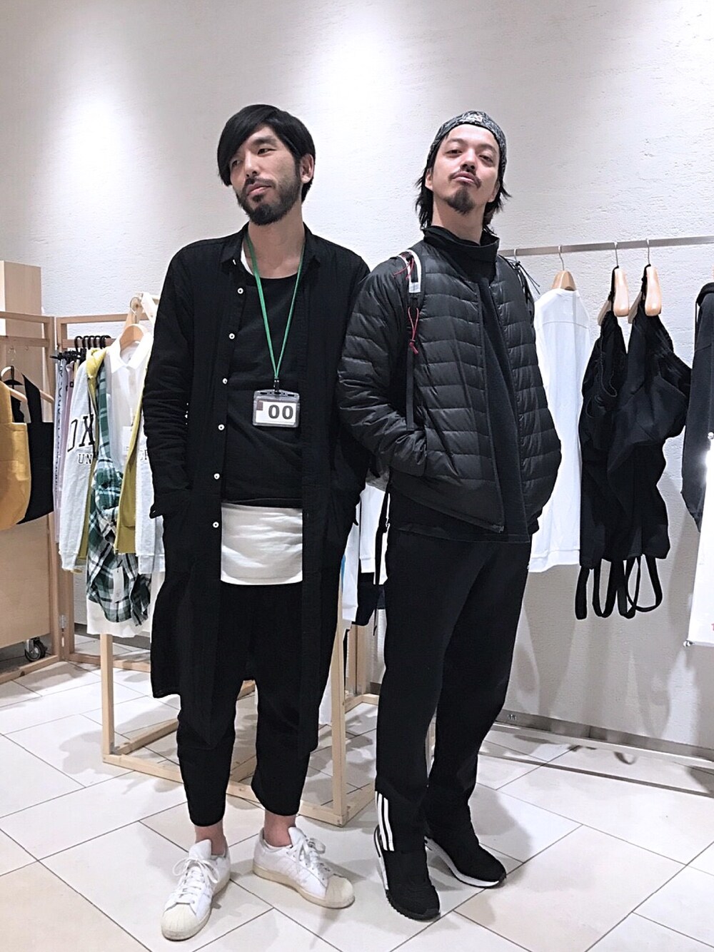ブラック系のTシャツ/カットソー、ブラック系のダウンジャケット/コート、ブラック系のその他パンツを着用したメンズの秋コーディネートの1枚目の写真