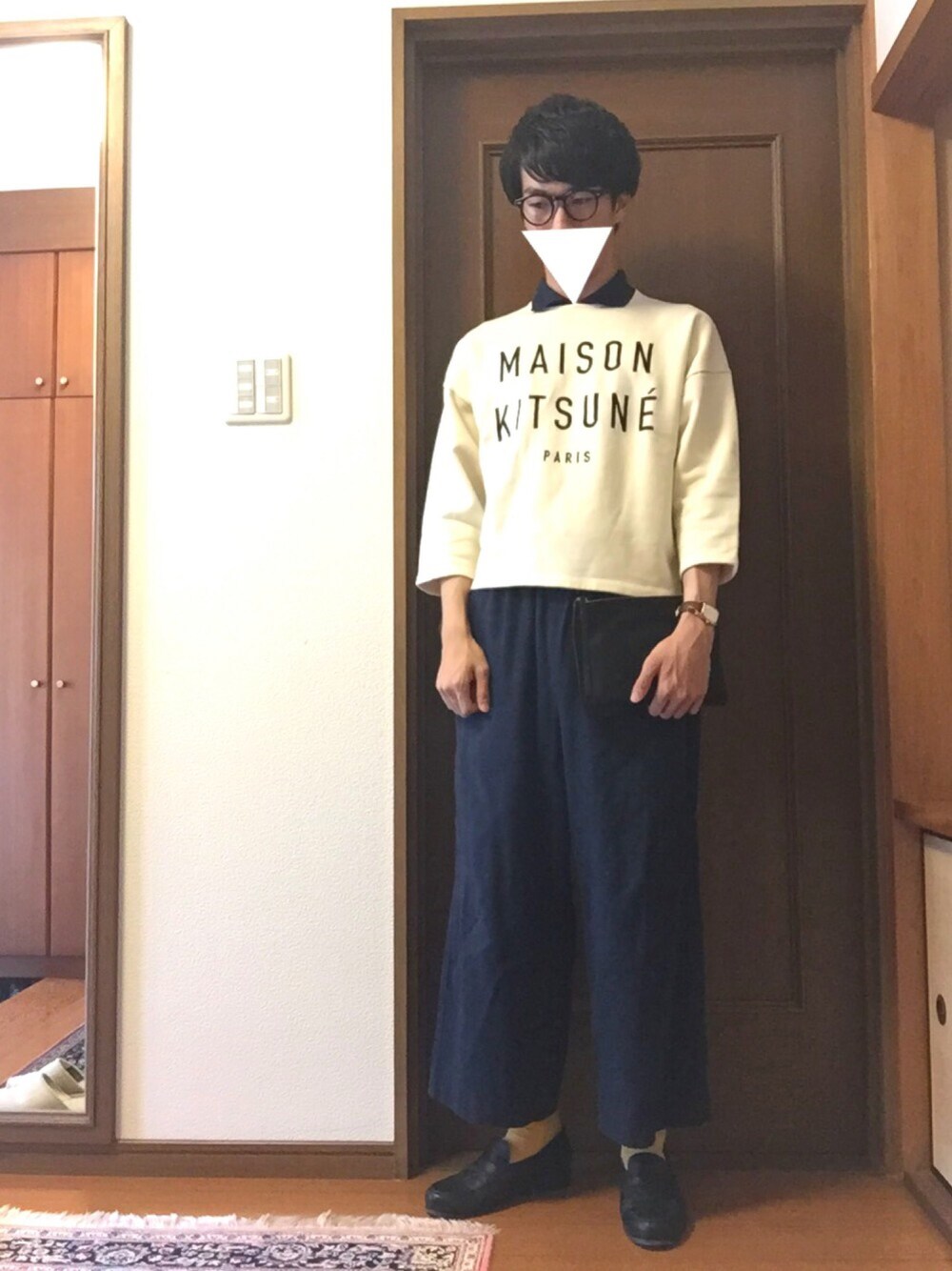 ホワイト系のスウェット、ブルー系のその他パンツ、ブラック系のメガネを着用したメンズの夏コーディネートの1枚目の写真