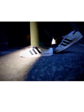 「adidas（アディダス）のアイテム（スニーカー、ホワイト系）」を使った、かさん（レディース・162cm）の冬コーディネート