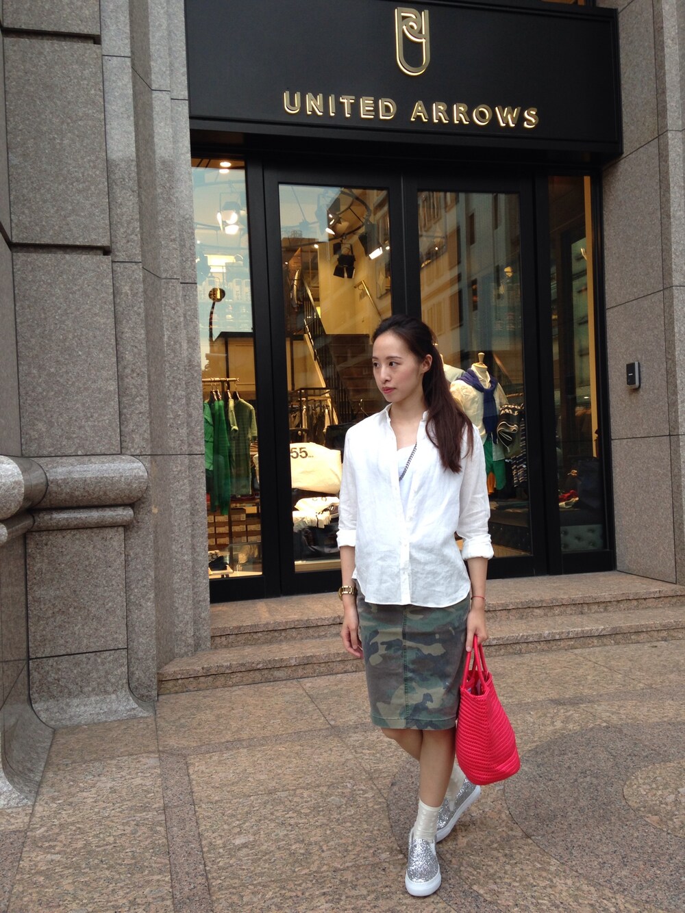 「skirt、united arrows、military、white、slipon、sensi studio」｜「UNITED ARROWSの迷彩牛仔窄裙（デニムスカート、グリーン系）」を使った、UNITEDARROWSTAIPEI_WOMENSさん（レディース・159cm）の夏コーディネートの1枚目の写真