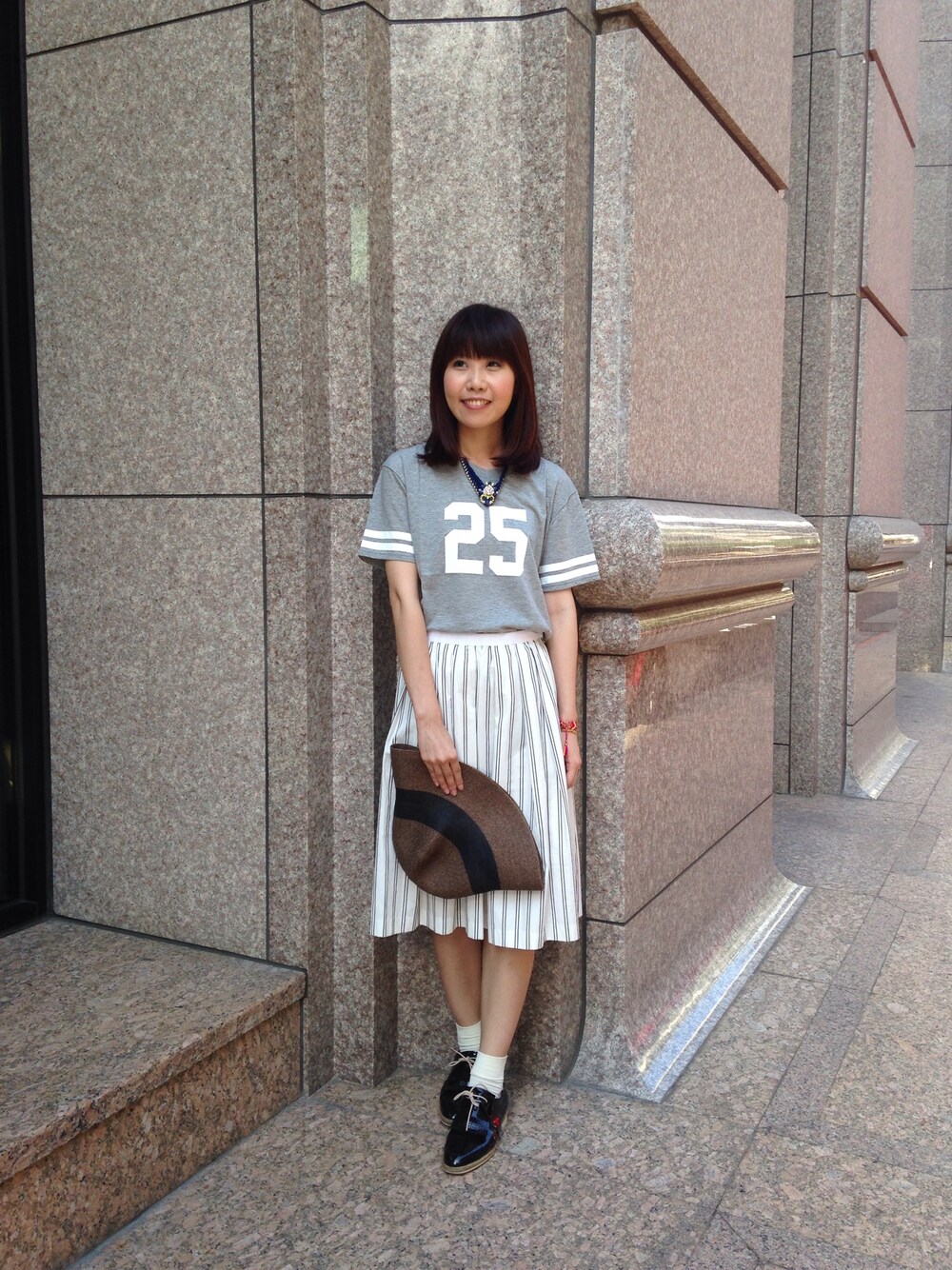 「summer、skirt、united arrows、LOGO」｜「UNITED ARROWSの數字Logo上衣（Tシャツ/カットソー、グレー系）」を使った、UNITEDARROWSTAIPEI_WOMENSさん（レディース・163cm）の夏コーディネートの1枚目の写真