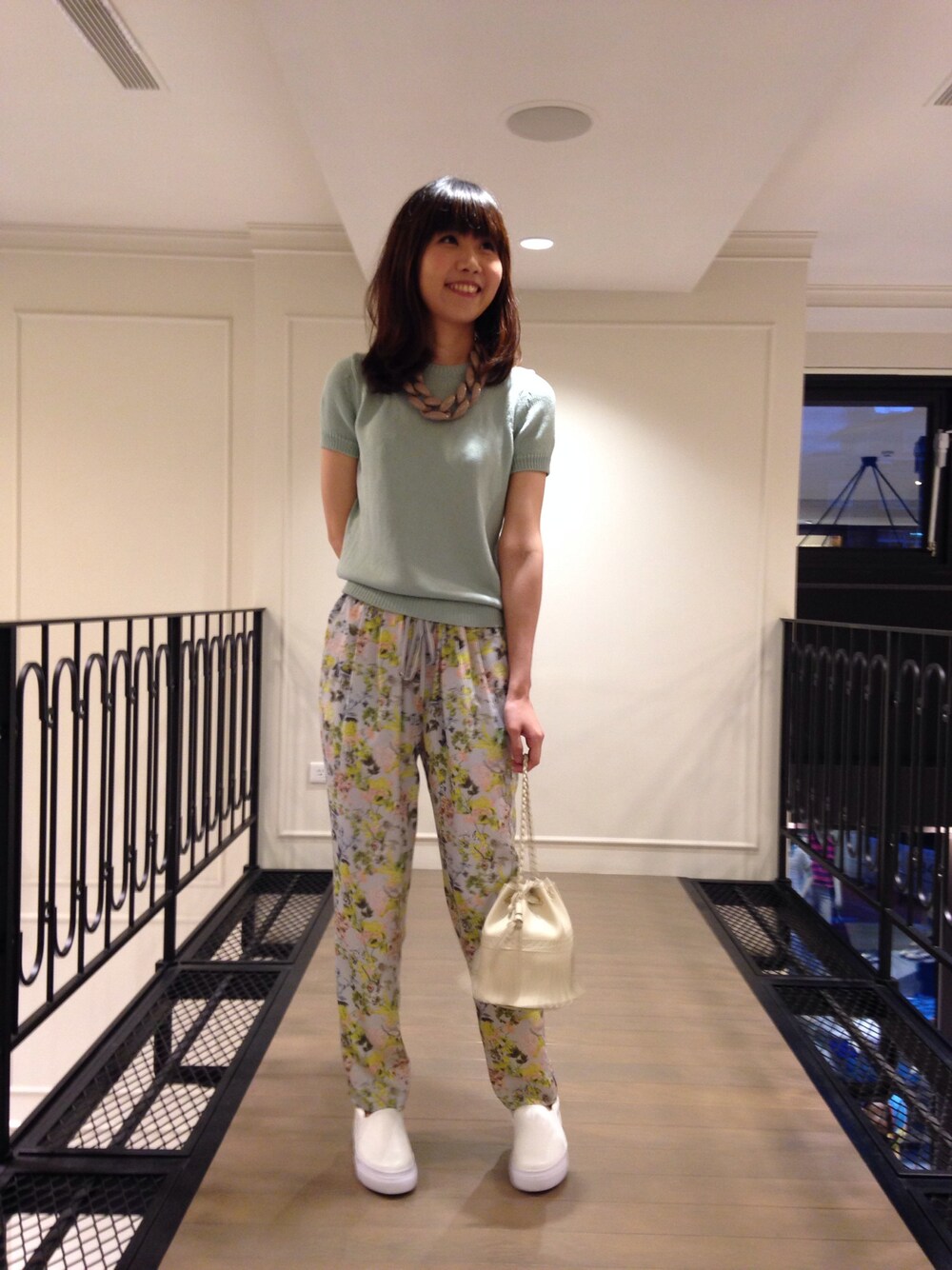 「united arrows、white、J&M DAVIDSON、slipon、print」｜「UNITED ARROWSの印花輕便長褲（その他パンツ、その他）」を使った、UNITEDARROWSTAIPEI_WOMENSさん（レディース・163cm）の夏コーディネートの1枚目の写真