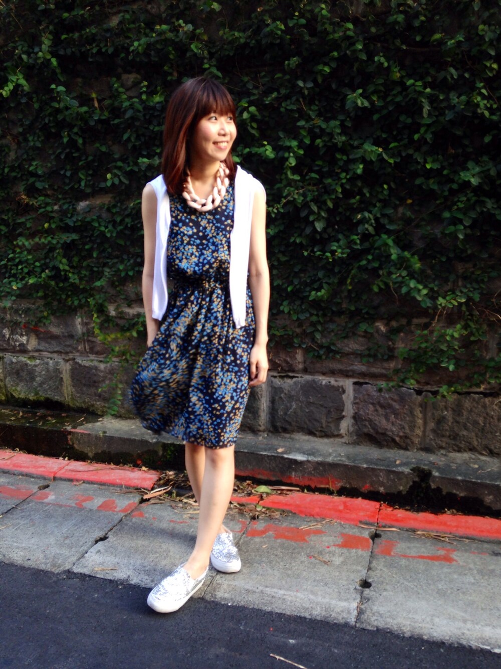 「summer、onepiece、flower、white、unitedarrows、cardigan」｜「UNITED ARROWSの印花連身裙（ワンピース、ブルー系）」を使った、UNITEDARROWSTAIPEI_WOMENSさん（レディース・163cm）の夏コーディネートの1枚目の写真
