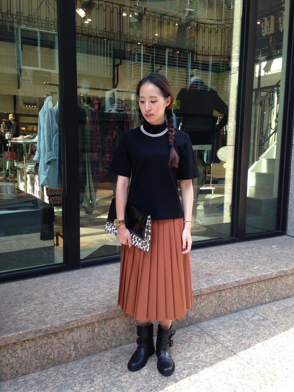 「boots、skirt、united arrows、SACRA、chic、秋物、pippichic、clutch」｜「UNITED ARROWSの黑色短袖針織衫（ニット/セーター、ブラック系）」を使った、UNITEDARROWSTAIPEI_WOMENSさん（レディース・156cm）の秋コーディネートの1枚目の写真