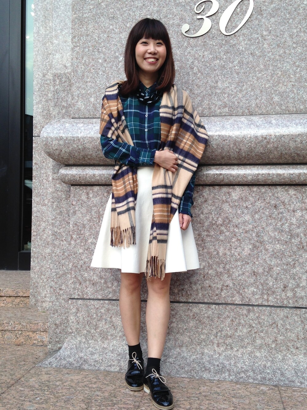 「united arrows、EQUIPMENT、休閒、格紋、圍巾、秋冬、 JOHNSTONS」｜「EQUIPMENTの經典格紋絲質襯衫（シャツ/ブラウス、グリーン系）」を使った、UNITEDARROWSTAIPEI_WOMENSさん（レディース・163cm）の秋コーディネートの1枚目の写真