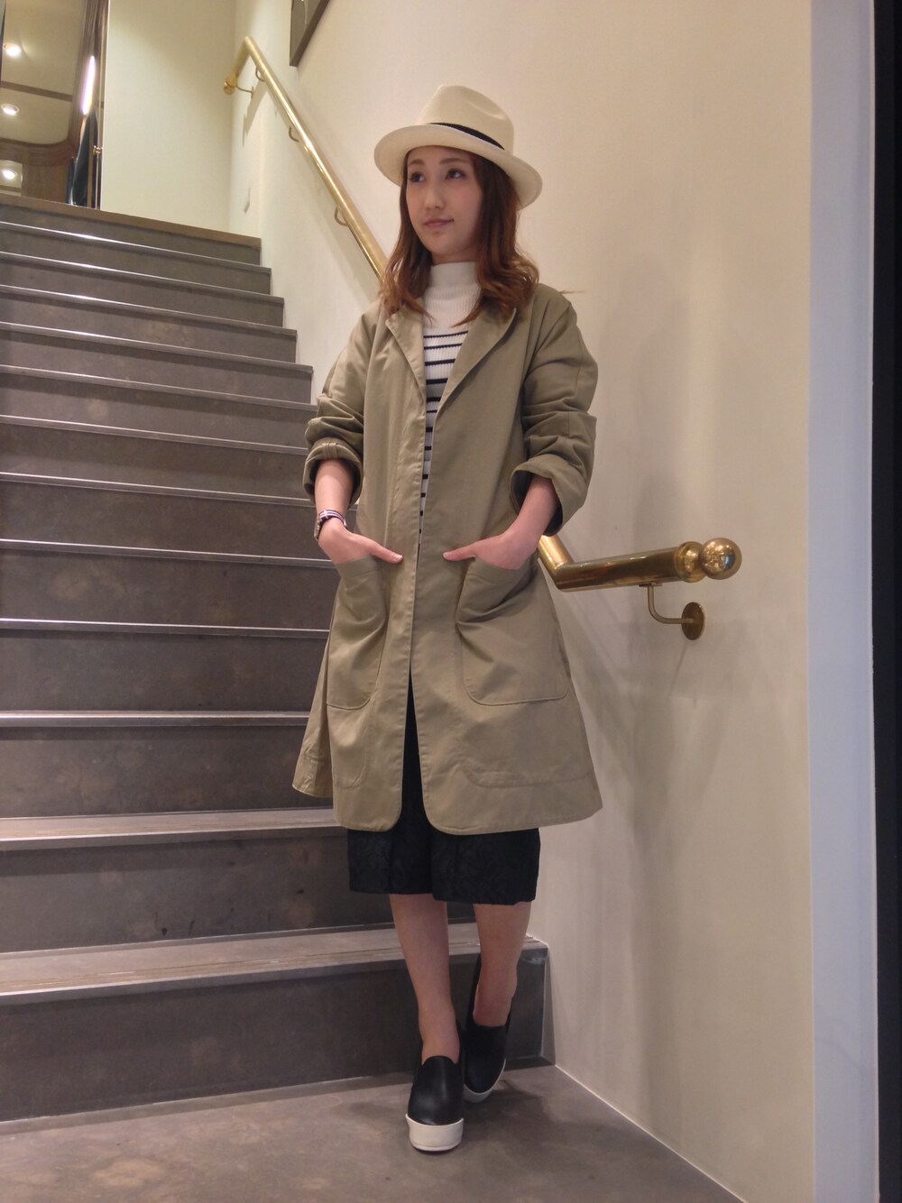 「united arrows」｜「UNITED ARROWSのUNITED ARROWS 風衣外套（トレンチコート、ブラウン系）」を使った、UNITEDARROWSTAIPEI_WOMENSさん（レディース・162cm）の春コーディネートの1枚目の写真