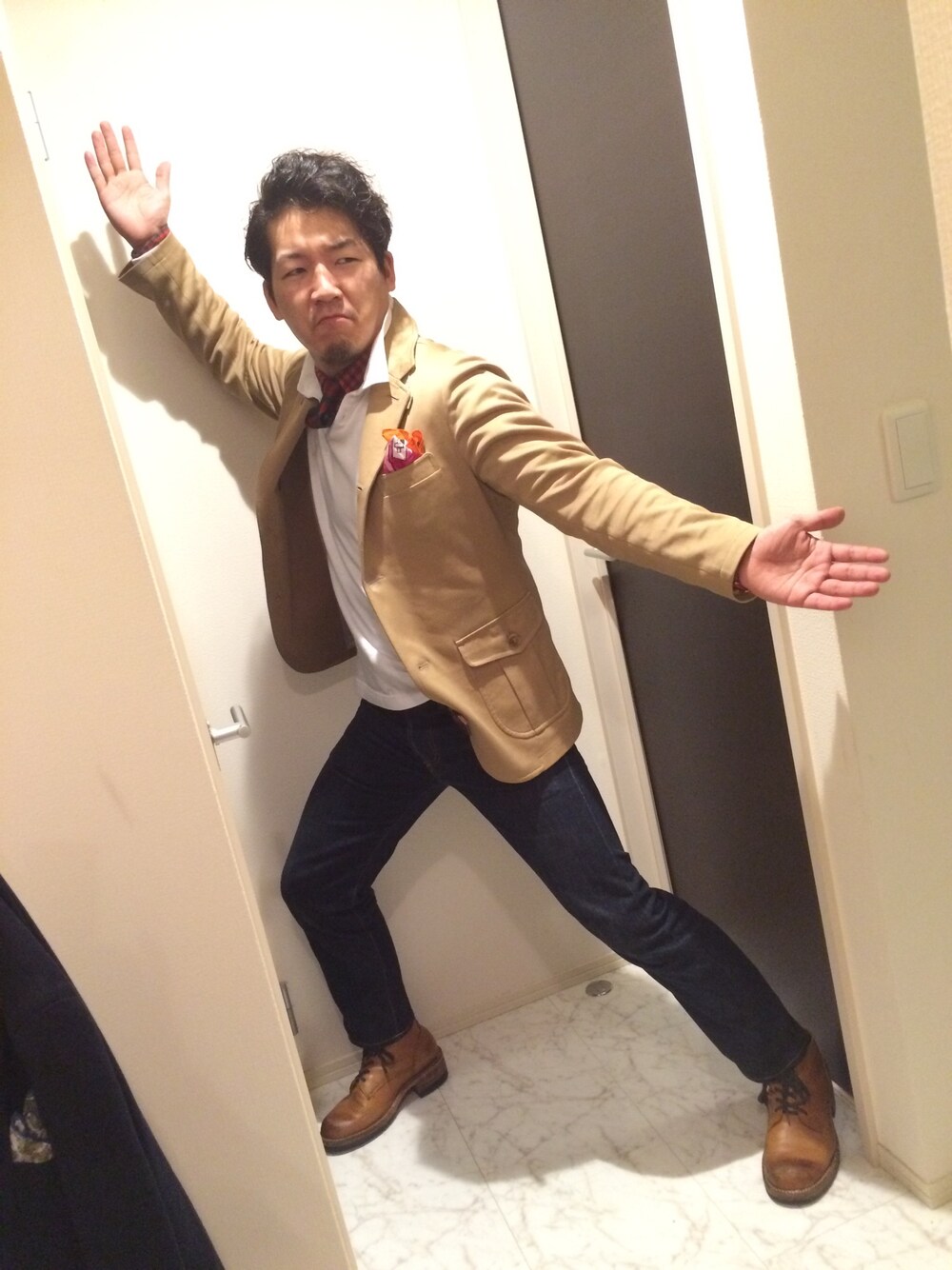 「CANTERBURY、ラガーシャツ、ジャケット、ネクタイ、テラソン、デニム、秋のコーデ」｜「UNIVERSAL LANGUAGEのアイテム（ジャケット/アウター、ベージュ系）」を使った、paka さん（メンズ・174cm）の秋コーディネートの1枚目の写真