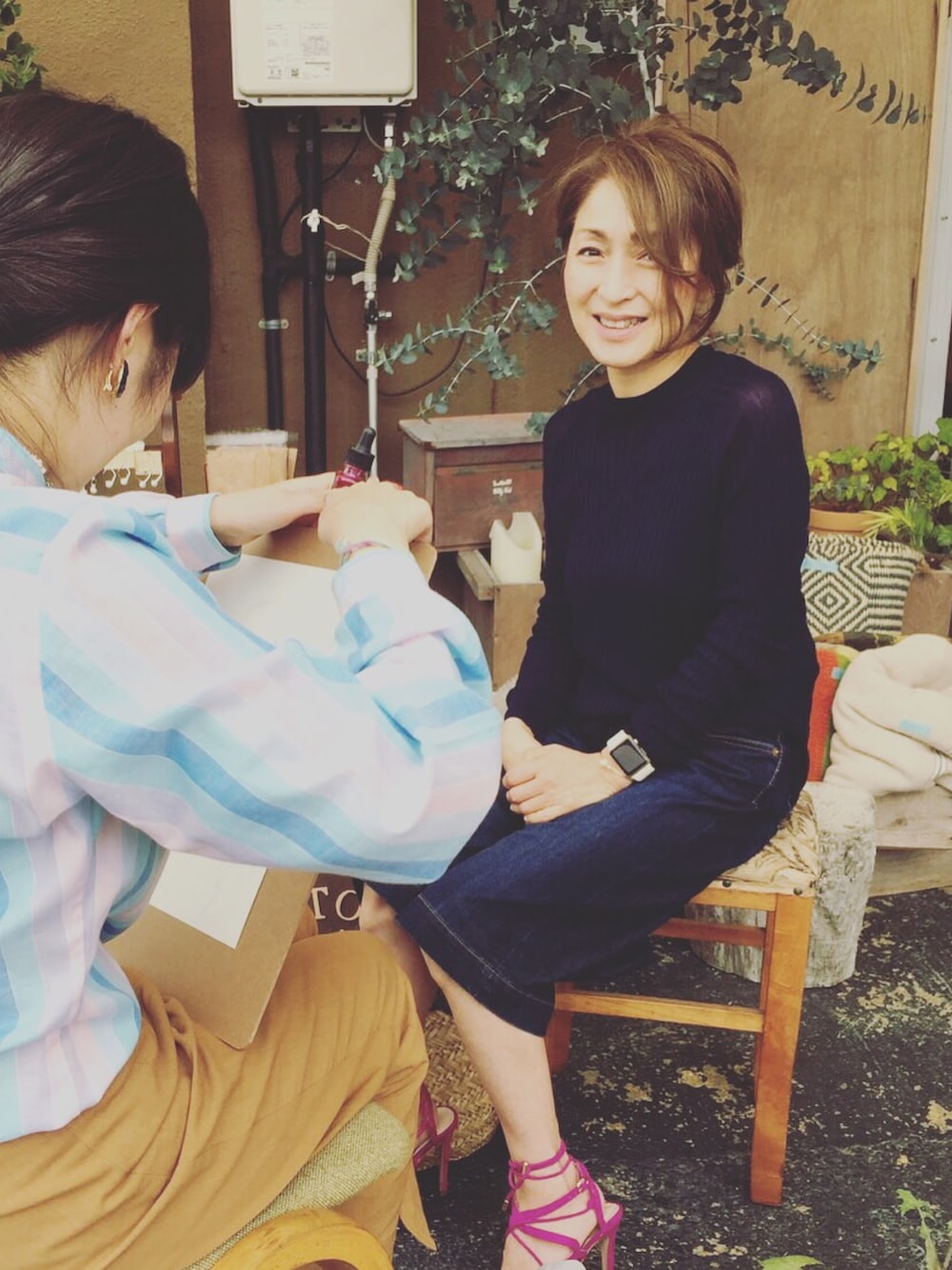 ブルー系のニット/セーター、ブルー系のデニムパンツ、ピンク系のパンプスを着用したレディースの夏コーディネートの1枚目の写真