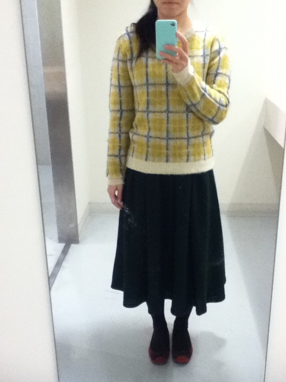 「ミモレ丈スカート、チェック柄、ニット」｜「URBAN RESEARCHのアイテム（スカート、グリーン系）」を使った、よっこさん（レディース・160cm）の冬コーディネートの1枚目の写真