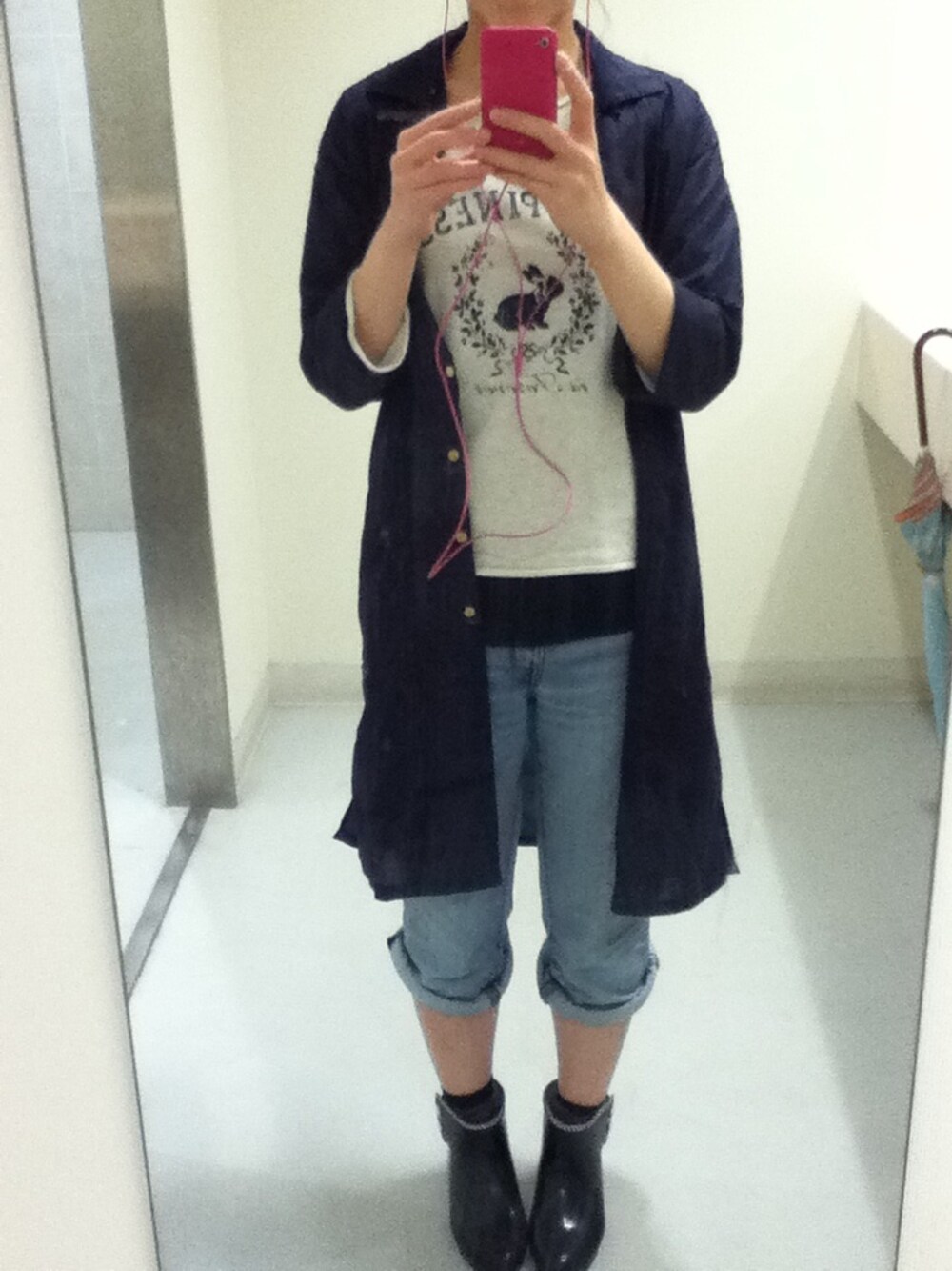 「シャツワンピ、紺、レインブーツ」｜「earth music&ecologyのアイテム（Tシャツ/カットソー、グレー系）」を使った、よっこさん（レディース・160cm）の夏コーディネートの1枚目の写真