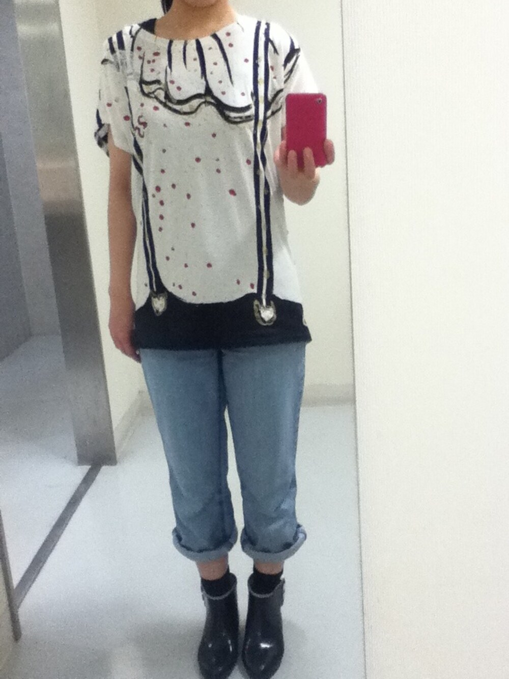 「ボーイフレンドデニム、柄Tシャツ、サスペンダー風、長靴」｜「TSUMORI CHISATOのｻｽﾍﾟﾝﾀﾞｰT（Tシャツ/カットソー、ホワイト系）」を使った、よっこさん（レディース・160cm）の秋コーディネートの1枚目の写真