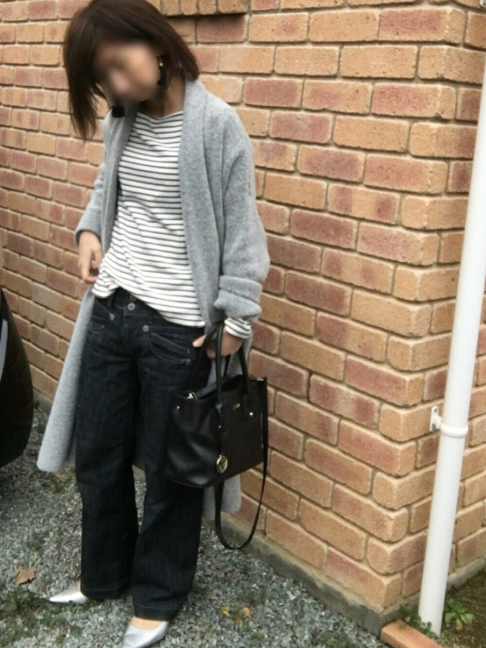 「ロングカーディガン、ワイドパンツ、ワイドデニム、シルバーパンプス、ボーダー、ママコーデ、チビーズ✳︎、プチプラ、PEACEfes、タッセルイヤリング」｜「JEANASISの3GブークレショールCOAT/569911 （その他アウター、グレー系）」を使った、むち◡̈*✧さん（レディース・151cm）の冬コーディネートの1枚目の写真