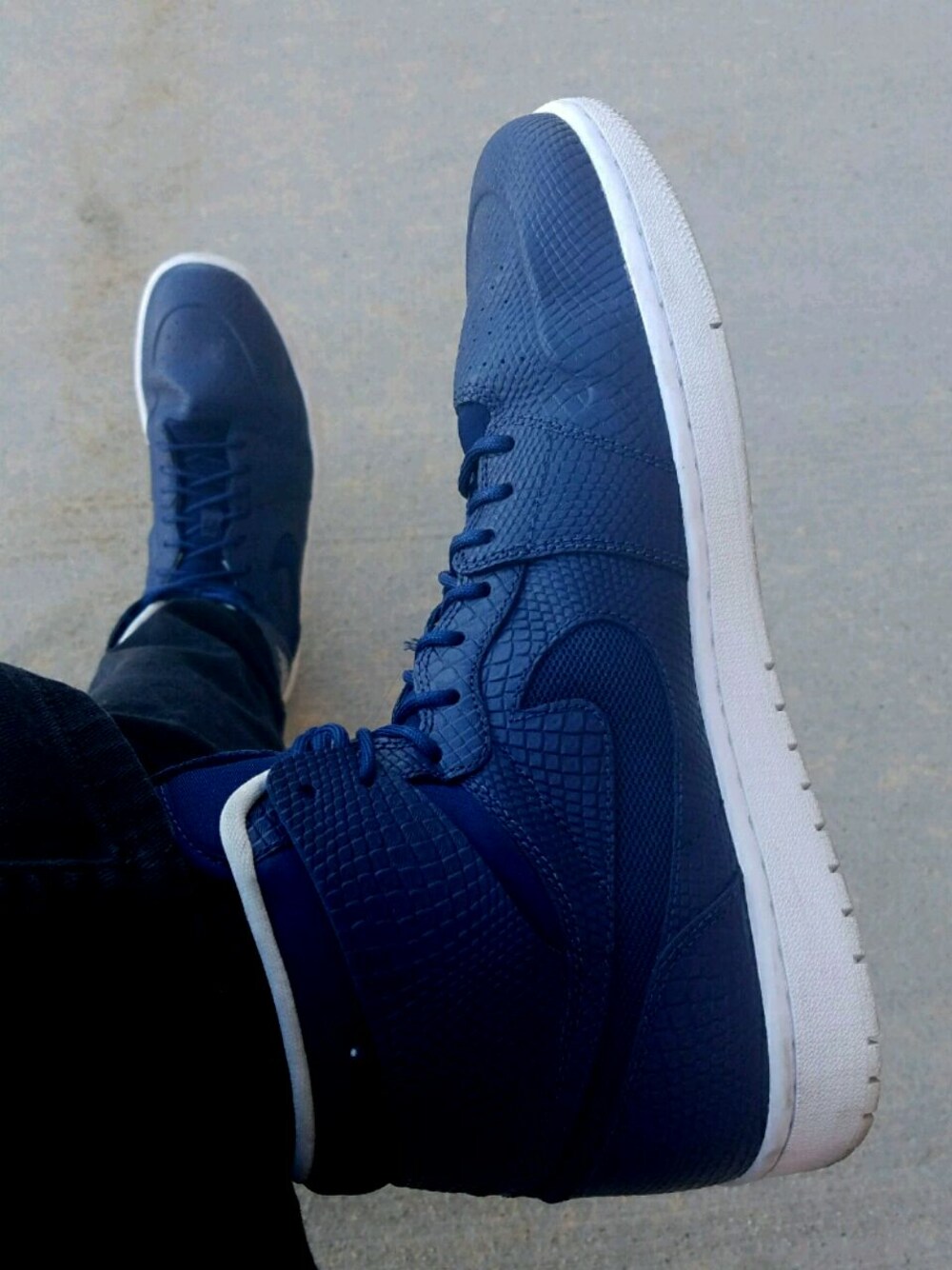 「GoWest_TBrand、Hightops、NIKE、AIR JORDAN」｜「NIKEのNIKE High-tops & trainers（スニーカー、ブルー系）」を使った、MintyMechanicさん（メンズ・188cm）の秋コーディネートの1枚目の写真