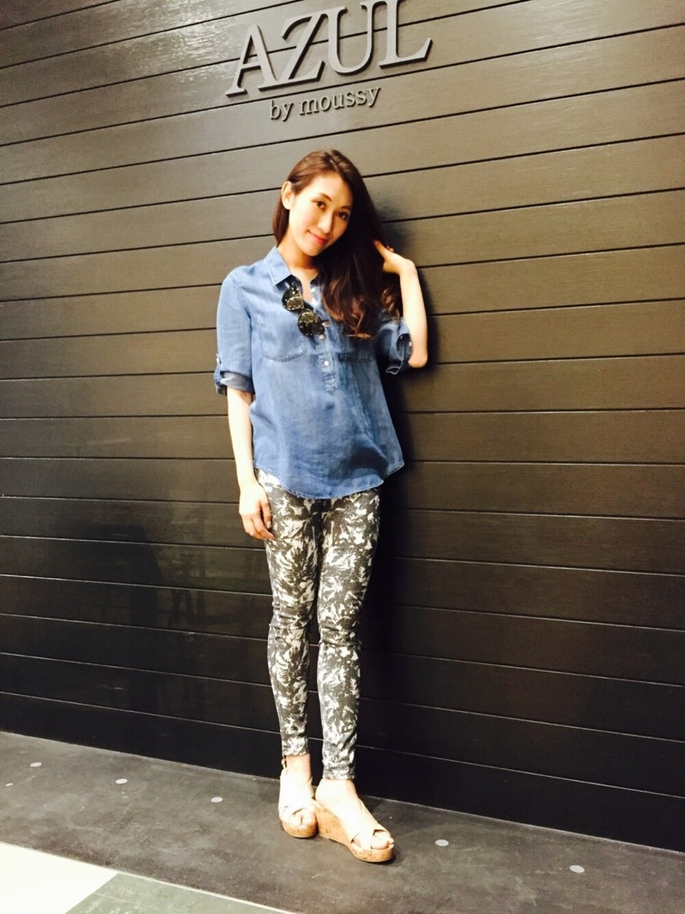 ブルー系のシャツ/ブラウス、ホワイト系のその他パンツ、ベージュ系のサンダルを着用したレディースの春コーディネートの1枚目の写真