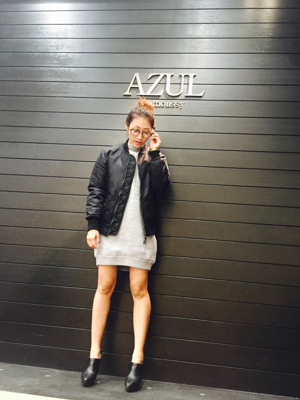 ブラック系のMA-1、グレー系のワンピース、ブラック系のサングラスを着用したレディースの秋コーディネートの1枚目の写真