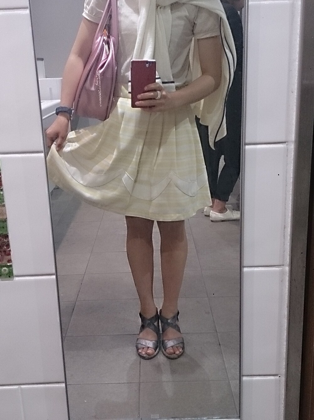 ピンク系のトートバッグ、ホワイト系のTシャツ/カットソー、シルバー系のサンダルを着用したレディースの春コーディネートの1枚目の写真