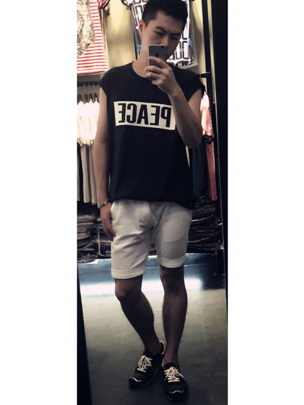 「zinifのアイテム（Tシャツ/カットソー、ブラック系）」を使った、天秤1981さん（メンズ・175cm）の夏コーディネートの1枚目の写真