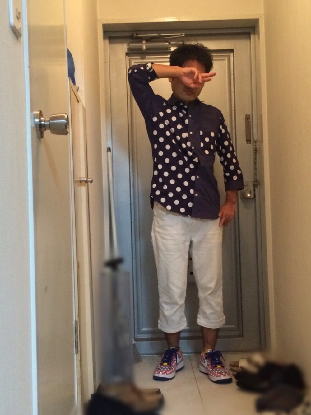 ブルー系のシャツ/ブラウス、ホワイト系のデニムパンツ、その他のスニーカーを着用したメンズの秋コーディネートの1枚目の写真