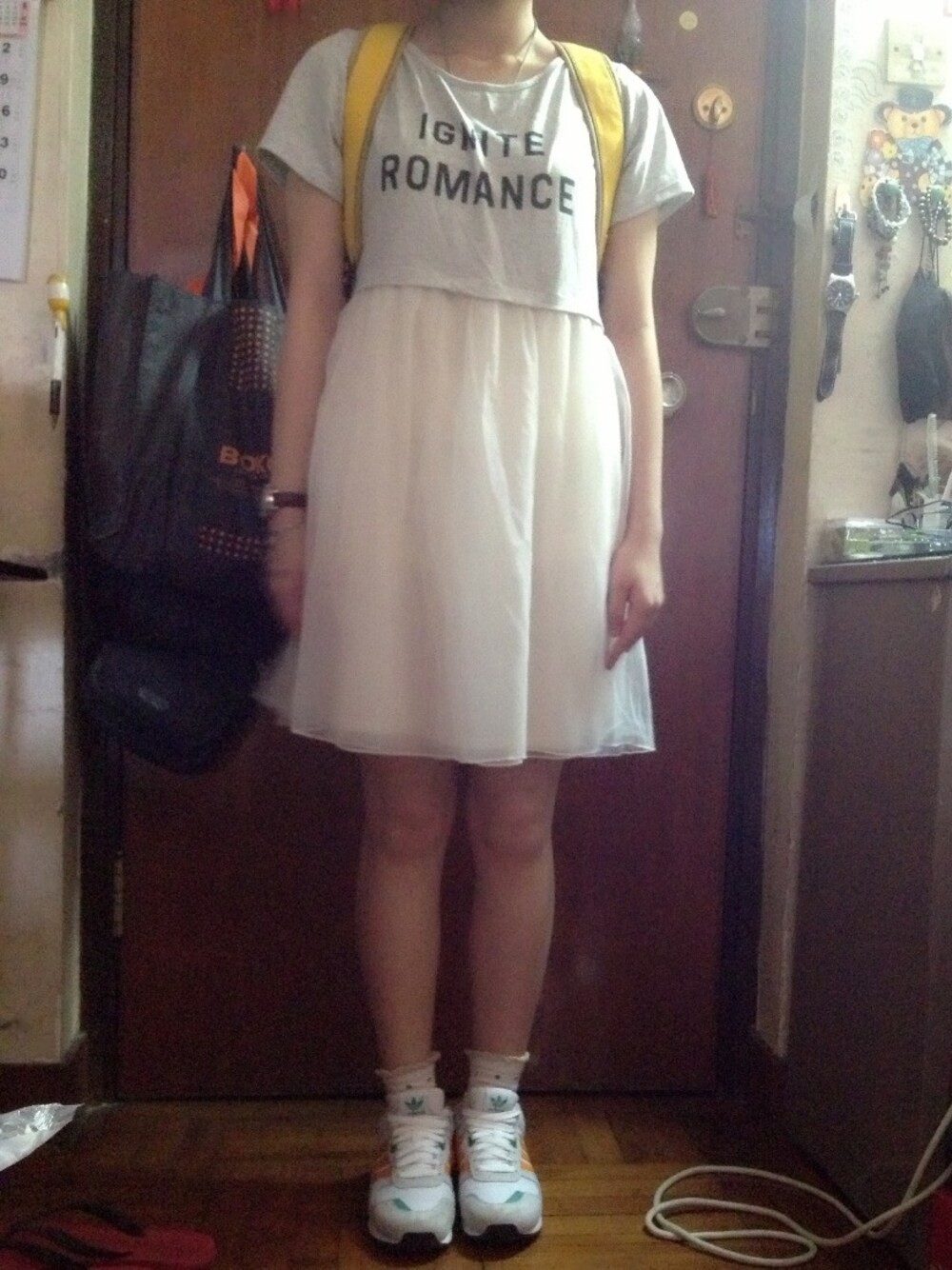 「white、HOME、adidas」｜「adidasのアイテム（スニーカー、ホワイト系）」を使った、chingさん（レディース・158cm）の夏コーディネートの1枚目の写真