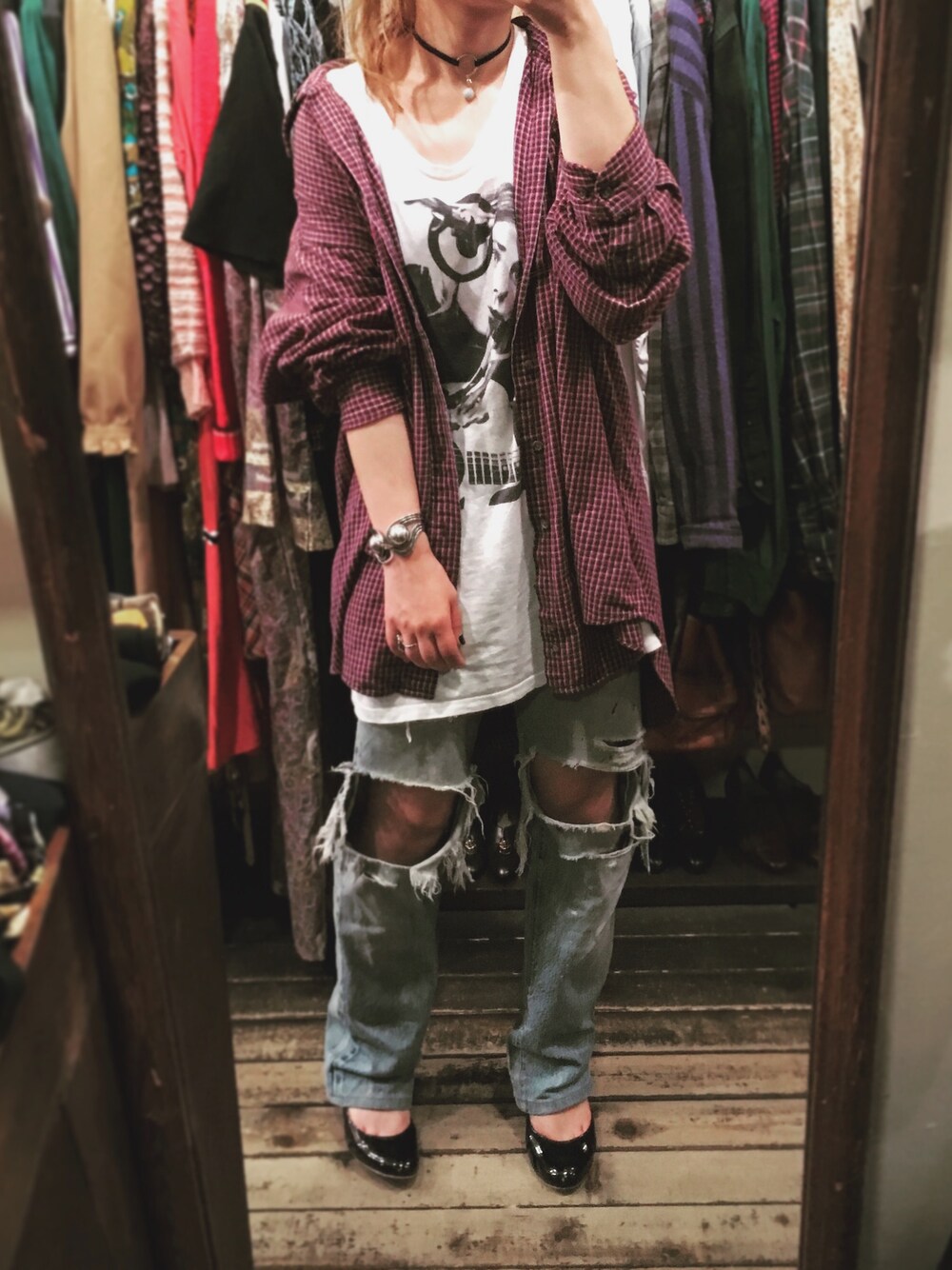 「vintage style、ダメージデニム、古着、秋コーデ」｜「VINTAGEのアイテム（シャツ/ブラウス、レッド系）」を使った、seikoさん（レディース・156cm）の秋コーディネートの1枚目の写真