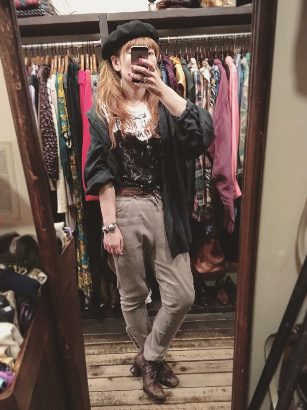 「vintage style、VINTAGE、ジョッパーズパンツ、シルクシャツ、古着屋」｜「VINTAGEのアイテム（シャツ/ブラウス、ブラック系）」を使った、seikoさん（レディース・156cm）の秋コーディネートの1枚目の写真