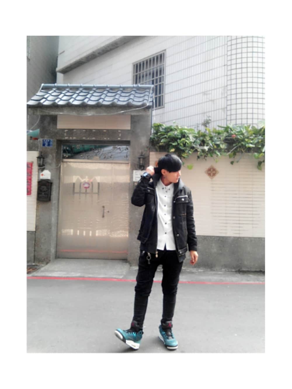 「AIR JORDANのair（スニーカー、ブルー系）」を使った、艾尼漾蘫齊さん（メンズ・160cm）の冬コーディネートの1枚目の写真