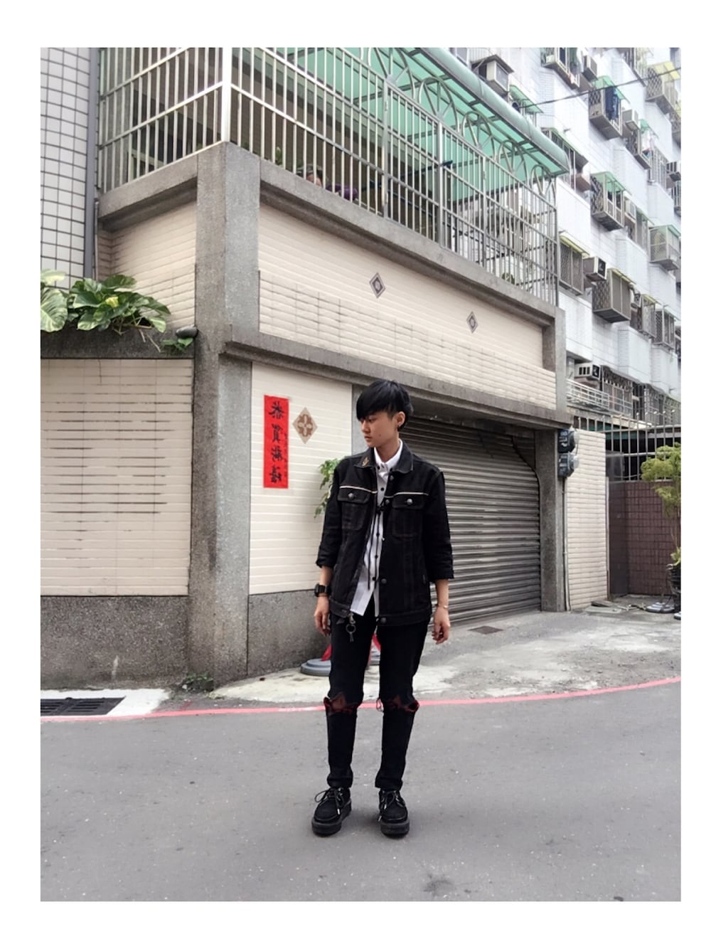 「TAKIのアイテム（デニムジャケット、ブラック系）」を使った、艾尼漾蘫齊さん（メンズ・160cm）の春コーディネートの1枚目の写真