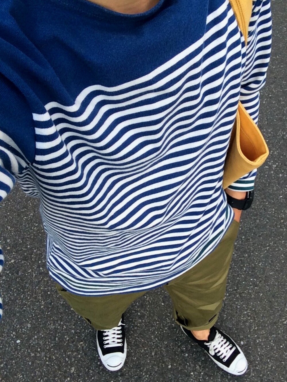 「ワイドパンツ、カジュアル、ボーダー、スニーカー、ロールアップ、ゆるコーデ、カーキ」｜「green label relaxingのアイテム（Tシャツ/カットソー、ブルー系）」を使った、ponさん（メンズ・164cm）の春コーディネートの1枚目の写真